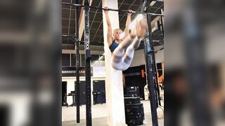 Synne Krokstad from Norway works her core [gif]