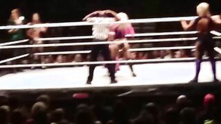 Alexa can’t kip up and gets ridiculed by Mickie and the crowd