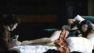 Penelope Cruz's amazing legs and feet scene in Volarunt (1999)