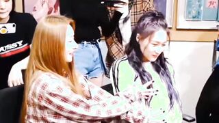 Dreamcatcher Sua's aggressively naughty hands on Siyeon!