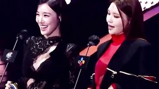 SNSD - Tiffany Young & Sooyoung feeling themselves